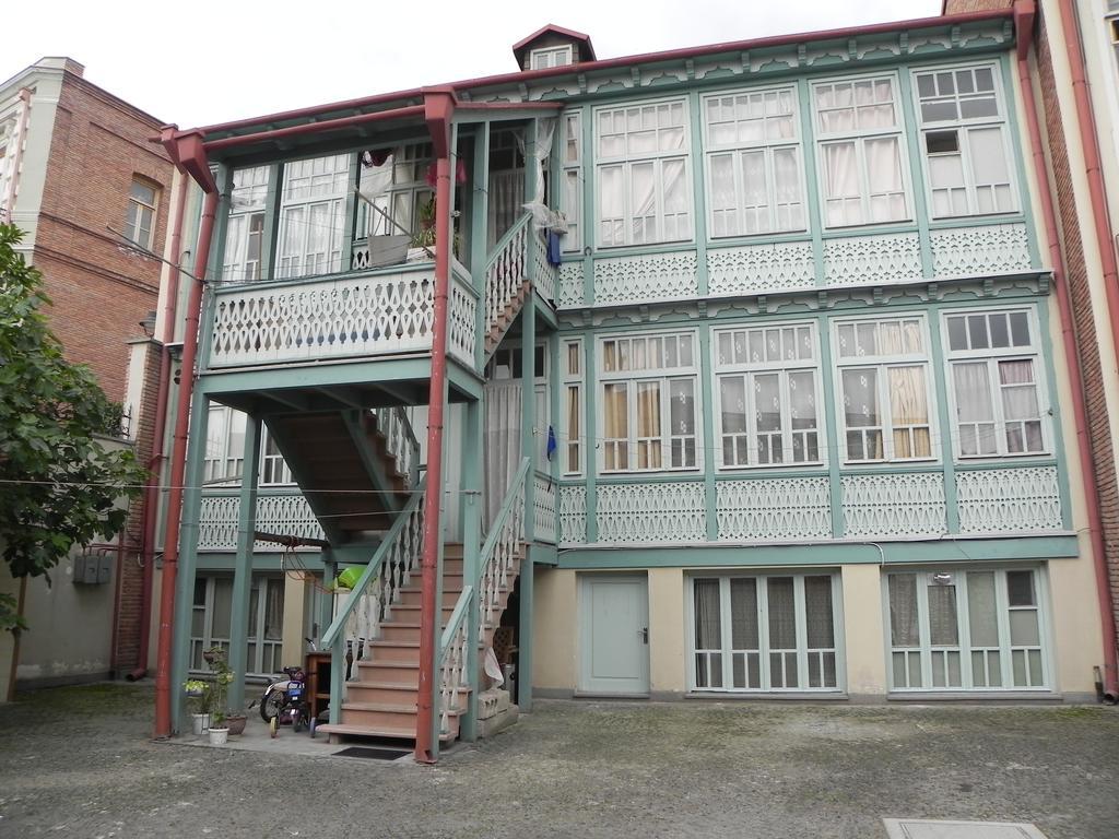 Old Yard Guest House Tbilisi ภายนอก รูปภาพ